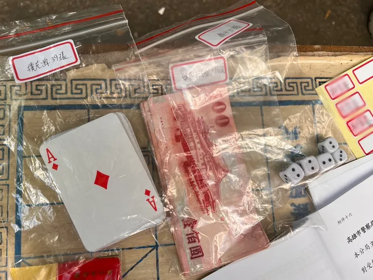 現場查扣賭資新台幣1,100元、骰子5顆、撲克牌39張。翻攝畫面