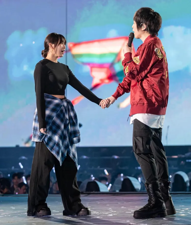 小玫瑰（左）年初擔任五月天嘉賓，與阿信牽手合唱。翻攝小玫瑰IG