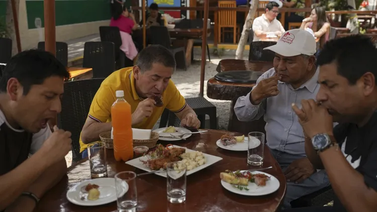 民眾在「秘魯」天竺鼠誕生二十週年大吃天竺鼠美食。美聯社