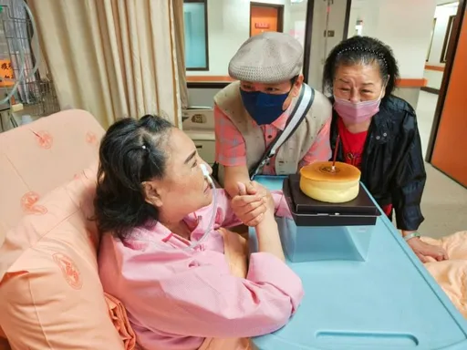 獨家|陳盈潔病情好轉!71歲生日驚喜睜大眼「點頭5次」 陳凱倫曝最新影片