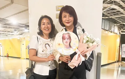 直擊｜周子瑜媽也來了！拿葉舒華扇子現身小巨蛋挺女兒閨蜜