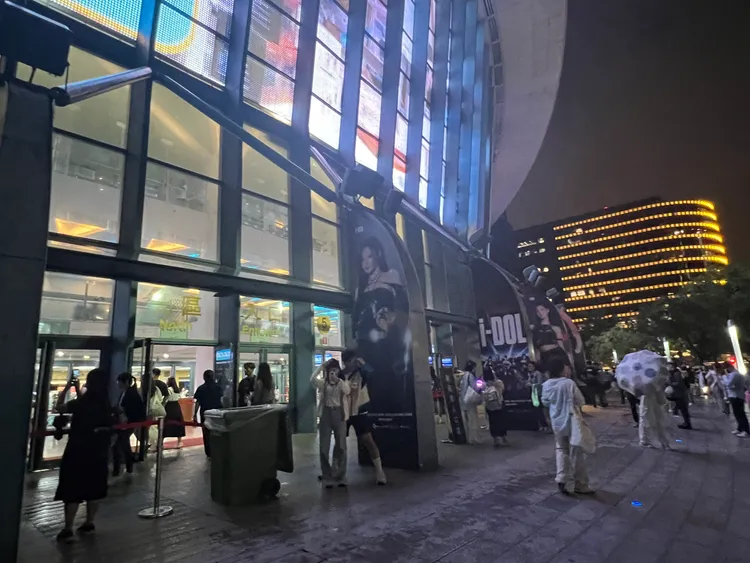 (G)-IDLE今晚在小巨蛋開唱，場外粉絲聚集。陳薇安攝