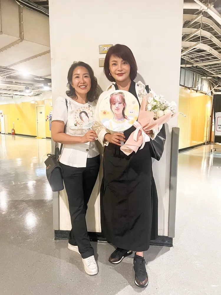 周子瑜媽媽（右）拿著葉舒華的扇子。讀者提供