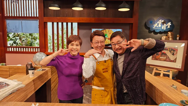 李濤（右起）、李四端、李艷秋俏皮合照。大雲時堂提供