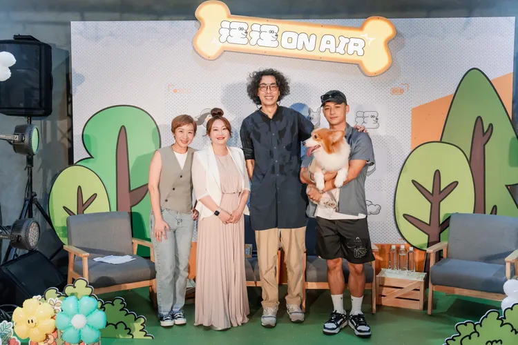 寵物溝通師意外揭秘吳霏（左一）在家真實模樣！直呼6歲愛寵「Bobe」好貼心。北流提供