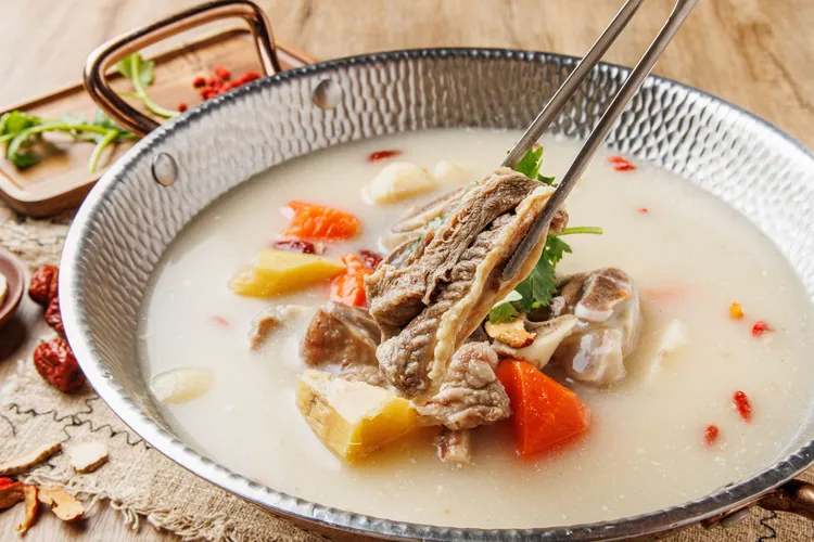 撈王清燉竹蔗羊肉煲以黃金比例結合撈王獨家的胡椒湯底及慢火燉煮一小時的羊肉高湯制成湯底，加入甘蔗、當歸、紐西蘭羊膝大火熬煮。業者提供