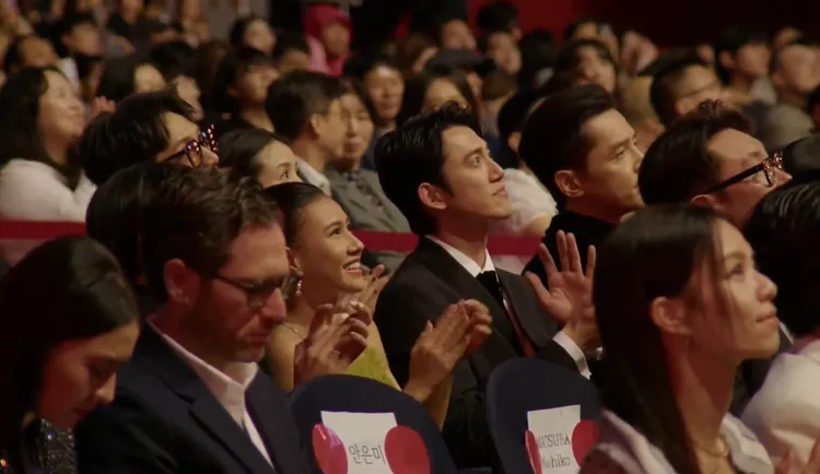 吳慷仁坐在台下，無緣視帝。翻攝YouTube