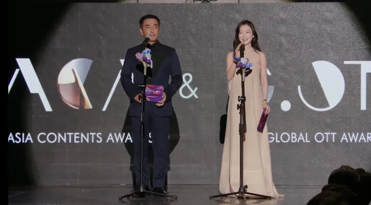 柳承龍（左）、周冬雨頒視帝后。翻攝YouTube