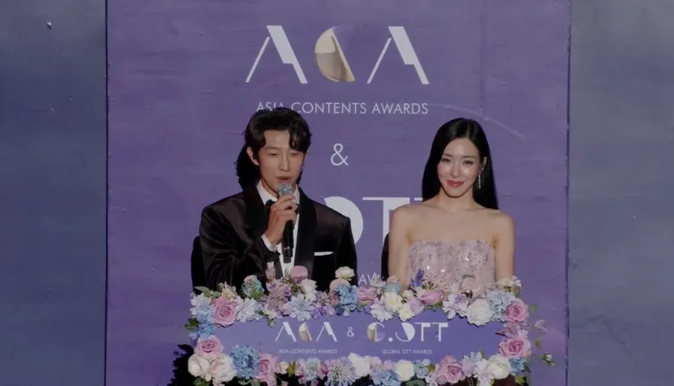 姜其永（左）、Tifanny擔任典禮主持人。翻攝YouTube