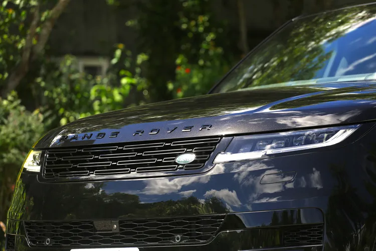 車頭搭配亮黑色水箱護罩、亮面RANGE ROVER字樣，無論白天夜晚，當車輛發動兩側頭燈LED日行燈亮起時，旋即形塑出神秘且帶著侵略感的氣息。林浩昇攝