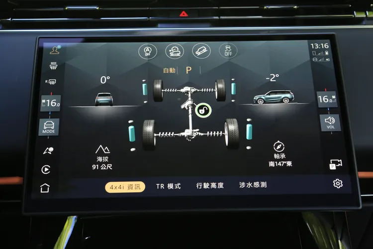 中央13.1吋曲面觸控螢幕，更內建了包含四輪驅動運作、車輛傾斜角度在內的多項越野資訊。林浩昇攝