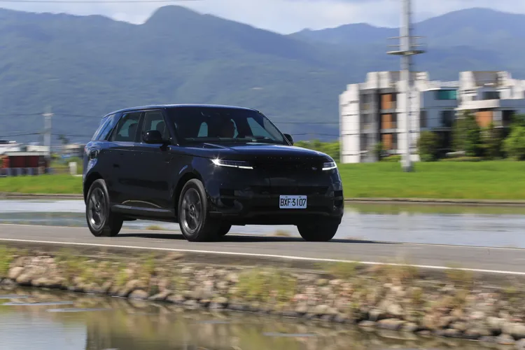 Range Rover Sport本身有著約2.3噸的車重，但在強大的扭力驅使下，無論是市區走走停，或是瞬間大腳油門加速，都展現難能可貴的輕快與即時。林浩昇攝