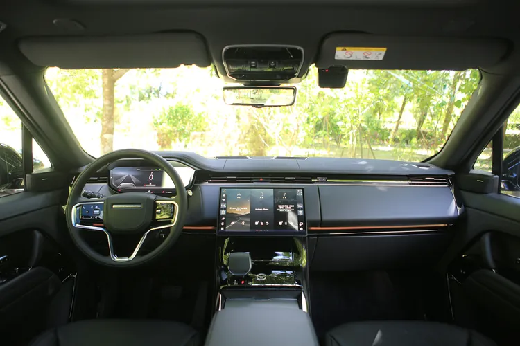 低調豪華科技風的座艙，以13.7吋的全數位電子儀表板，搭配位於中控台中央採懸浮式設計的13.1吋曲面觸控螢幕，擁有細膩的材質與工法。林浩昇攝