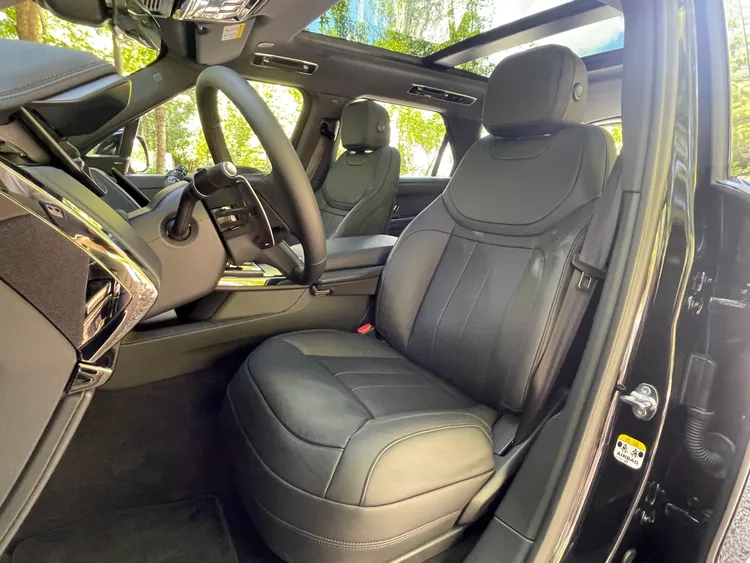 Range Rover Sport黯影版採用專屬的檀木黑粒面皮革座椅及檀木黑車頂篷，雙前座均具備20向電動調整功能。林浩昇攝