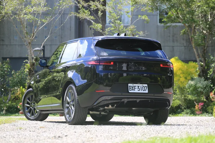 細長型的紅色LED尾燈組，成為車尾唯一有色彩的元素。林浩昇攝