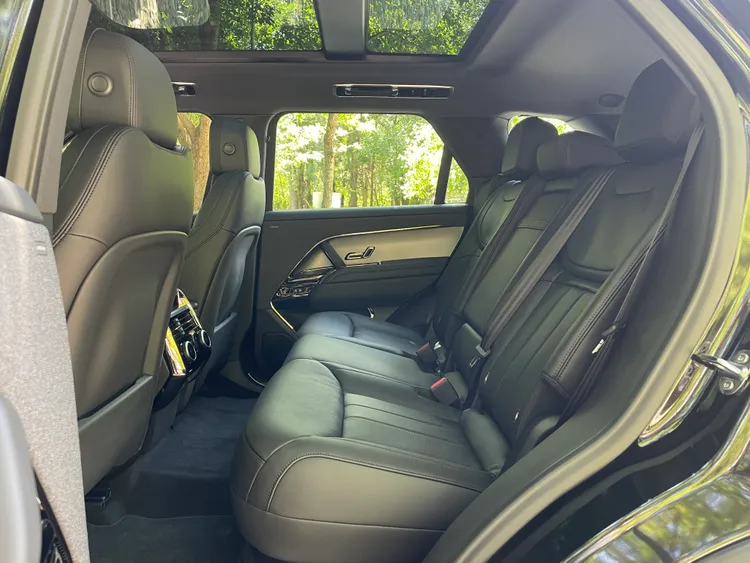 軸距將近3米，因此創造出相當優異的乘坐空間，此外也附有電動椅背調整及專屬左右獨立恆溫空調。林浩昇攝