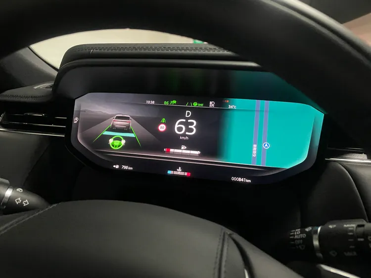 主動安全防護包含ACC主動巡航控制系統含方向盤輔助、AEB自動煞車輔助系統，以及LKA車道維持輔助系統等，達到相當於Level 2半自動駕駛輔助功能。林浩昇攝