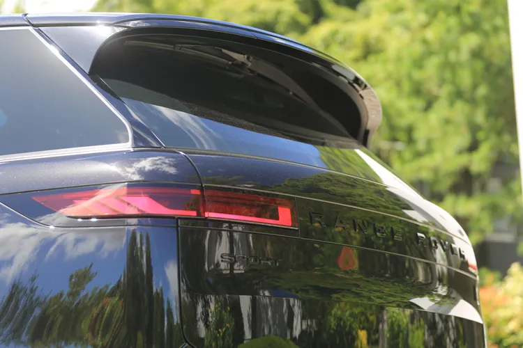 尾門中央的黑色RANGE ROVER字樣，只能近距離才能展現玄妙視覺層次。林浩昇攝