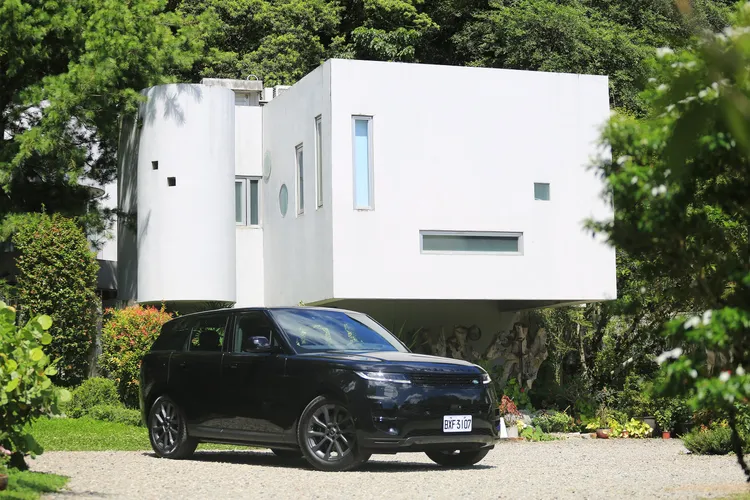 Range Rover Sport黯影版主要是採用聖托里尼黑色金屬亮面車漆，全車並施以大量黑化元素。林浩昇攝