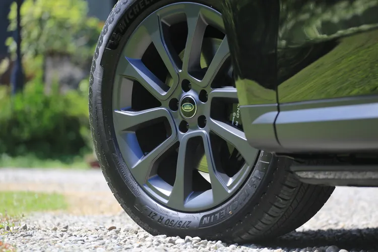 四輪換上了21吋緞光深灰色鋁合金輪圈，內藏的Brembo煞車卡鉗也以低調的黑色塗裝來呈現。林浩昇攝