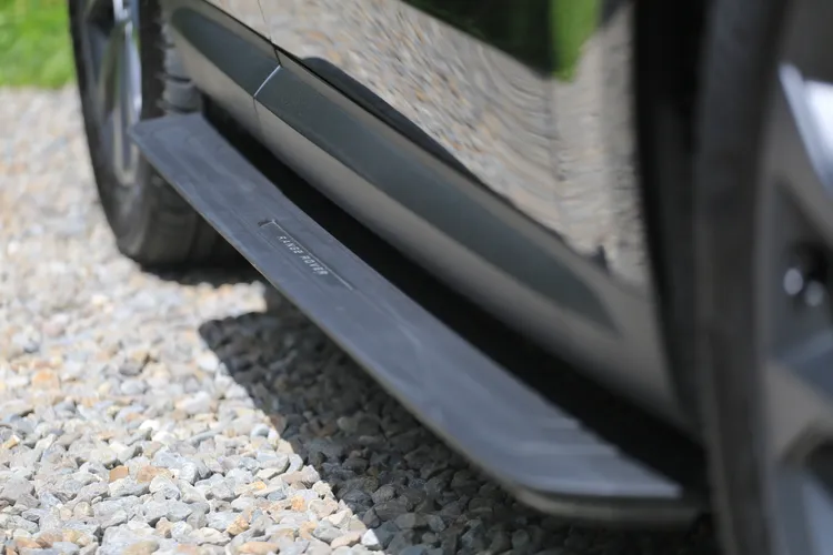 為了讓乘員上下車能更加優雅，Range Rover Sport黯影版也免費升級價值17萬元的電動伸縮車側踏板。林浩昇攝