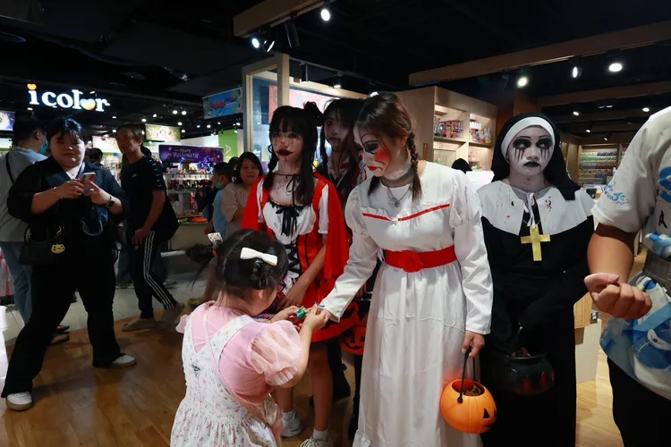 小朋友拿到糖果超級開心，反而不怕裝扮的鬼怪了，也跟爸媽說一定要去萬聖城玩。觀旅局提供