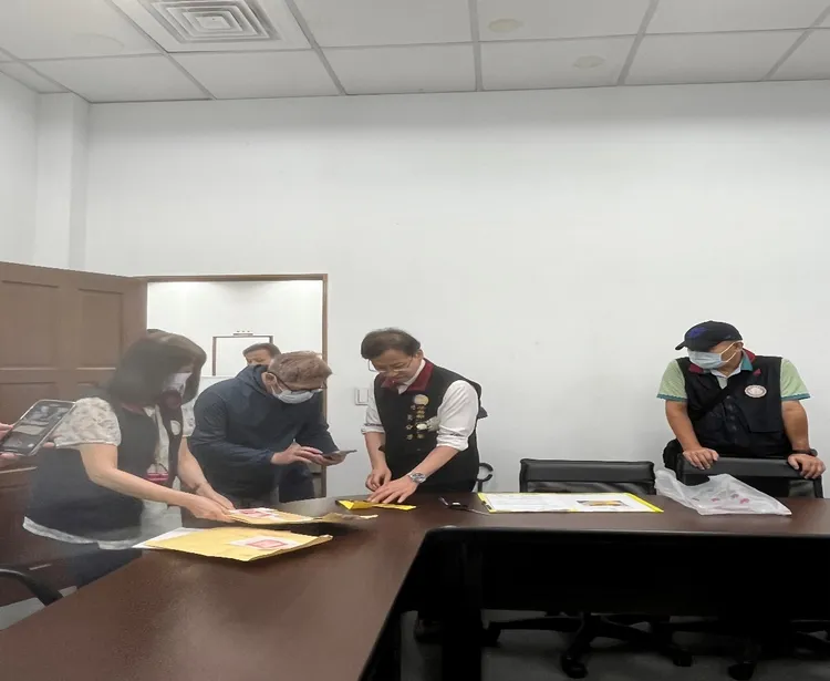 執行官會同臺北關進行查封黃金飾品程序。桃園分署提供