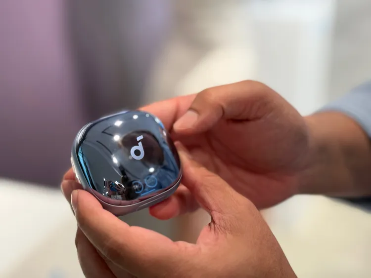 亮面款在闔蓋後還可以看到操作介面。趙筱文 攝