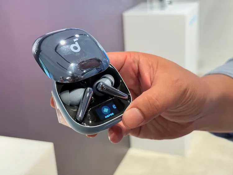 Liberty 4 Pro降噪真無線藍牙耳機在耳機盒內可以透過螢幕看到操作介面。趙筱文 攝