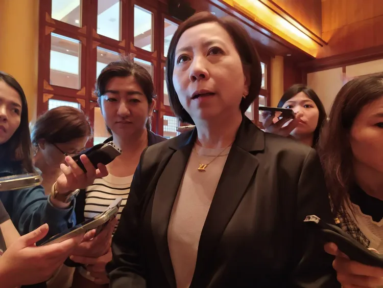 中信金今（11日）股東臨時會通過將資本額由2300億元提高到3200億元。圖為中信金總經理高麗雪於股東會後受訪。許麗珍攝