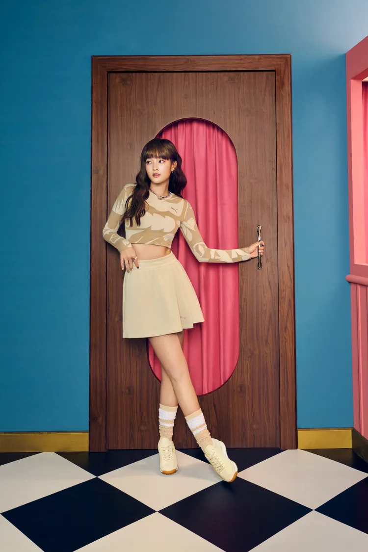 王淨搭配PUMA流行系列Artisanal印花薄長T恤1180元、流行系列Artisanal短裙1580元。品牌提供