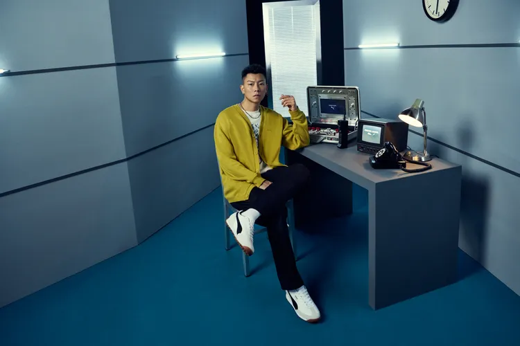 瘦子搭配PUMA流行系列Artisanal開襟外套3080元、流行系列Artisanal長褲2280元。品牌提供