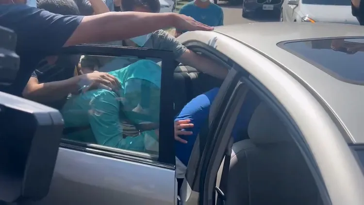 許姓母親在軍方人員保護下搭車離開。鮮明攝