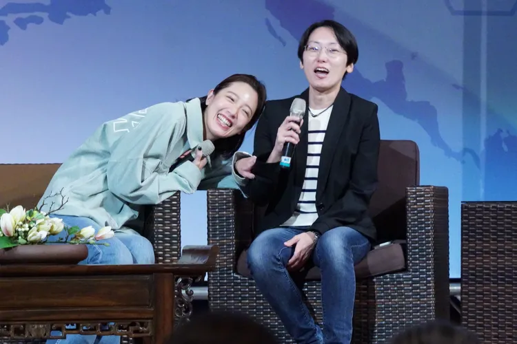 黃薇渟（左）與角色原型林虹汝。大愛提供