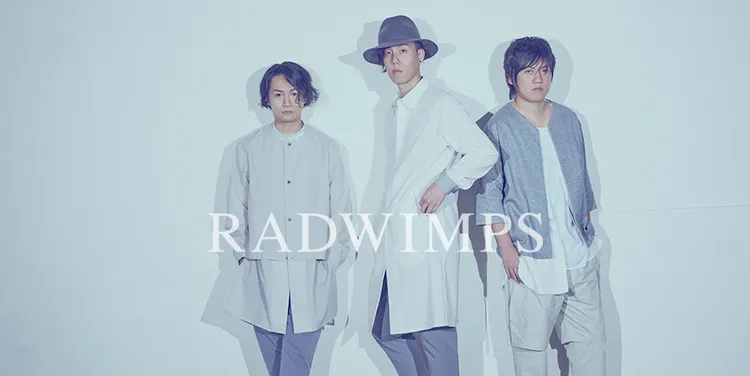 貝斯手武田祐介（左起）、主唱野田洋次郎都祝福桑原彰往後的道路。翻攝RADWIMPS官網