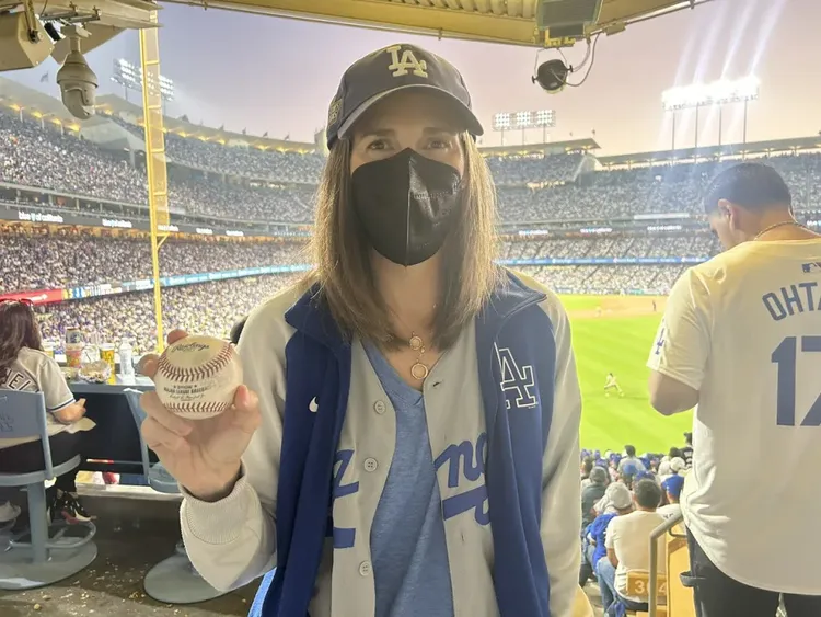 道奇女球迷搶到大谷翔平季後賽首轟球。  翻攝X