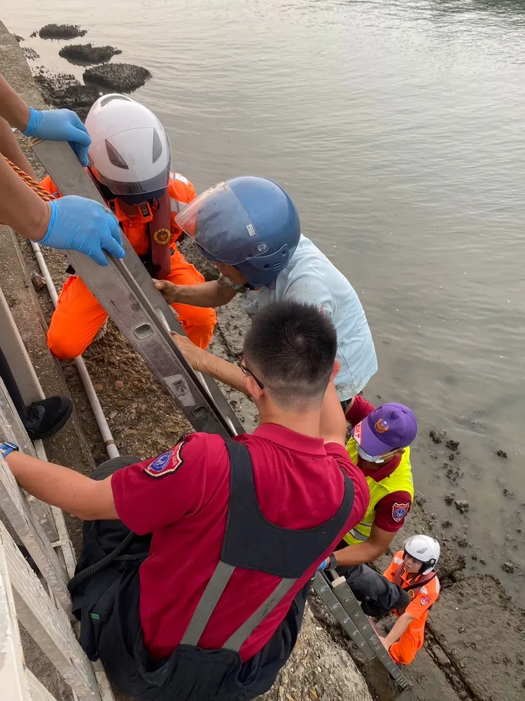 海巡及消防人員救援。桃園市消防局提供