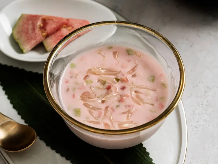 港式甜點楊枝甘露，也變成粉紅色的「椰果石榴甘露」。寒舍艾美提供