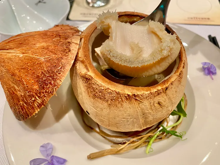 港式料理必喝的煲湯以泰國椰子呈現出「原個椰皇海帶燉鮮鮑魚」。莊偉祺攝