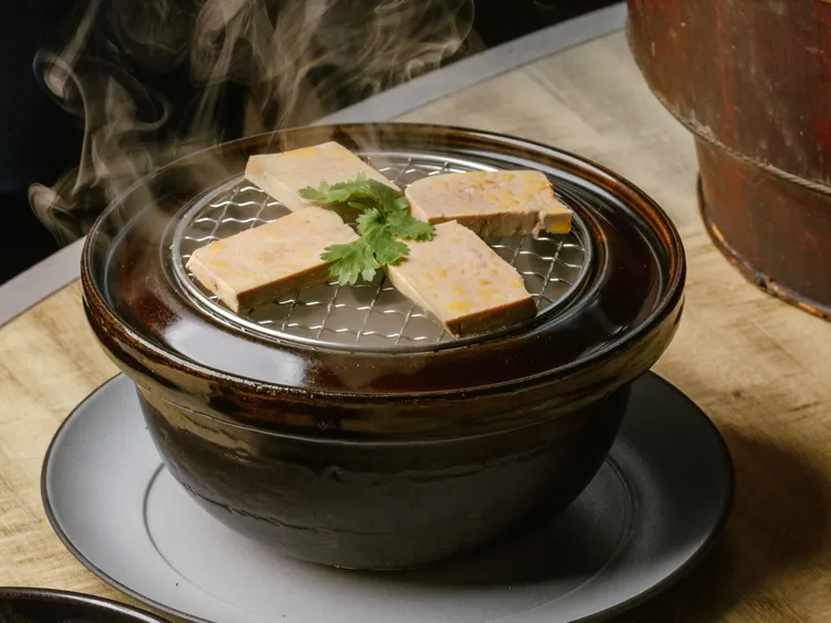 融合西式鴨肝與中式料理的「煙燻滷水鴨肝饅頭」。寒舍艾美提供