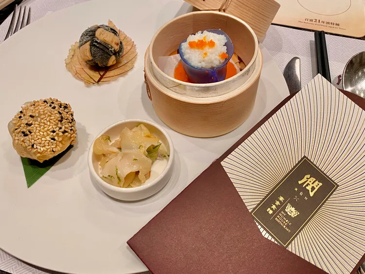 洪志光這次客座帶來多道「潤」餐廳的招牌菜色，包含雙色和牛酥（左上）、蝶豆花蒸餃（右上）等港點。莊偉祺攝影