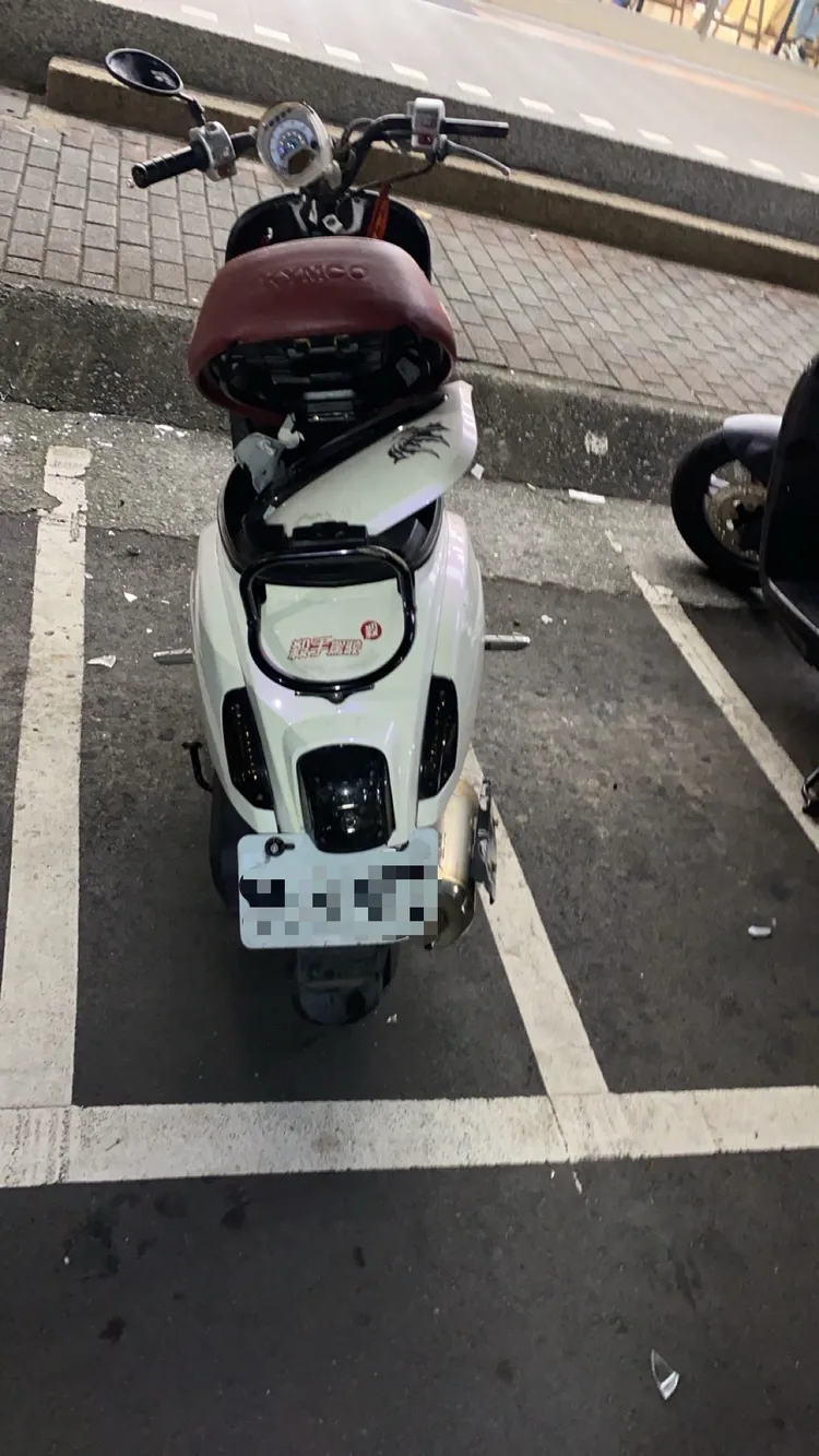 機車車體毀損，零件四散，竟只是為了拿行李箱中的車鑰匙。翻攝畫面
