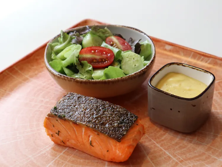 台中萬楓酒店「楓橋餐廳」提供西式及亞洲美食的全日餐廳，經典主餐嫩煎挪威鮭魚菲力。業者提供