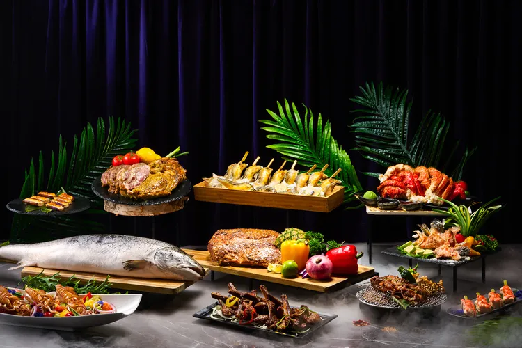 台北國泰萬怡酒店「MJ Kitchen」，全新推出饌饗海陸宴主題菜色，再享期間限定優惠。業者提供