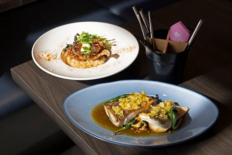 台南安平雅樂軒酒店「DEPOT by Aloft 充能站」全日餐廳，推出「魚蟹雙寶」兩款柚子風味料理。業者提供