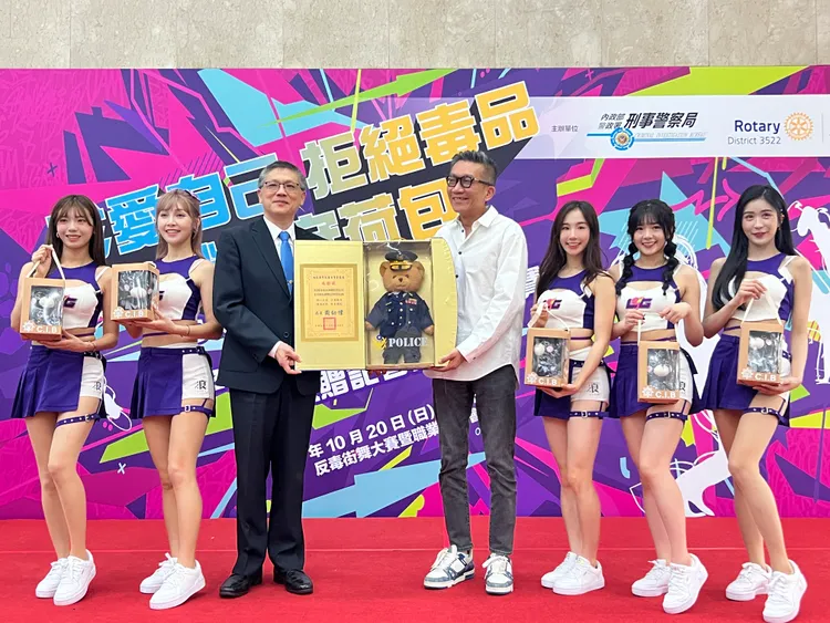 電豹女啦啦隊也獲頒感謝獎牌。警方提供