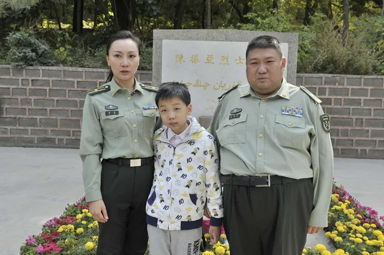 毛澤東唯一嫡孫毛新宇將軍夫婦與嫡曾孫毛東東（中）．翻攝新華社