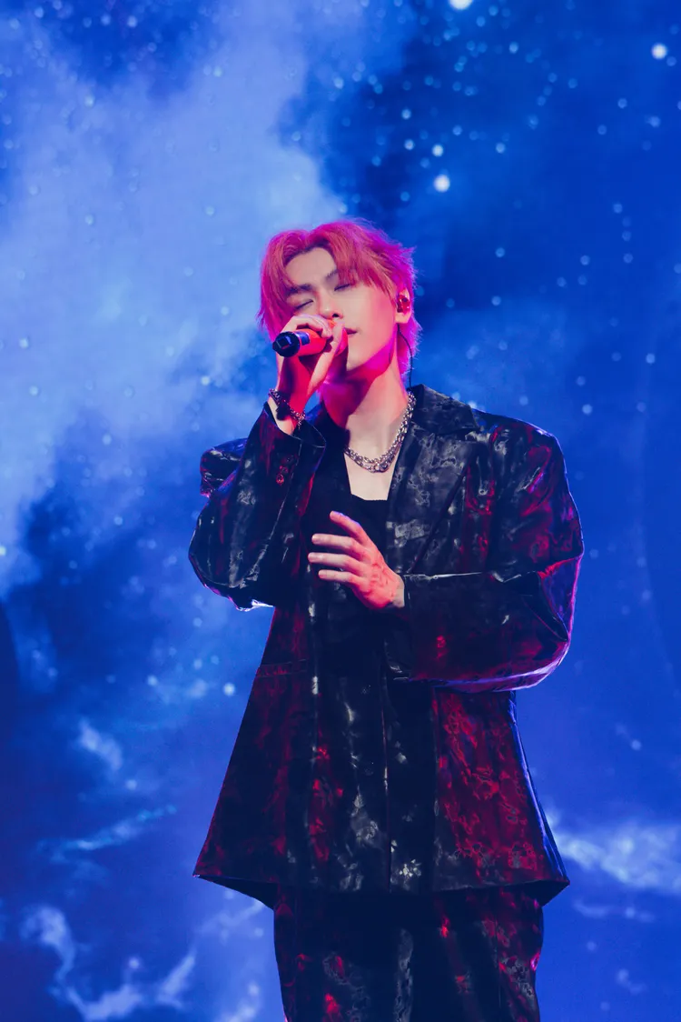 邱宇辰深情獻唱。百鴻揚娛樂