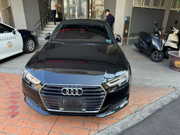 冒用他人車牌的轎車被警方查獲。民眾提供