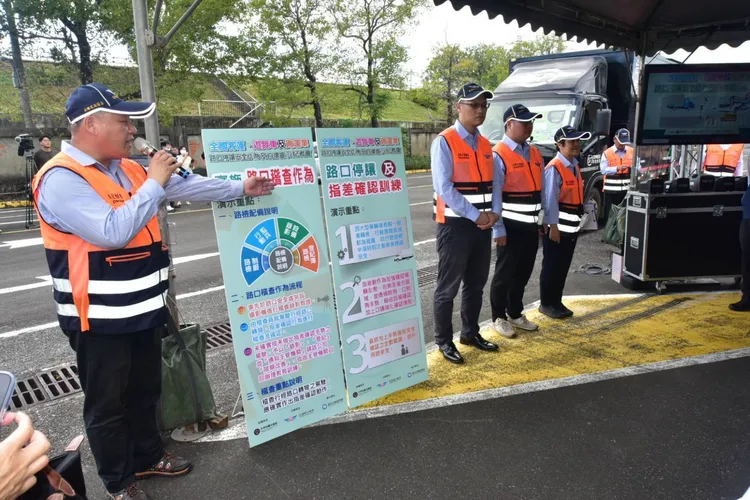 績優業者實際駕駛大客車，示範標準的「慢、看、停」與「指差確認」等路口轉彎動。公路局提供
